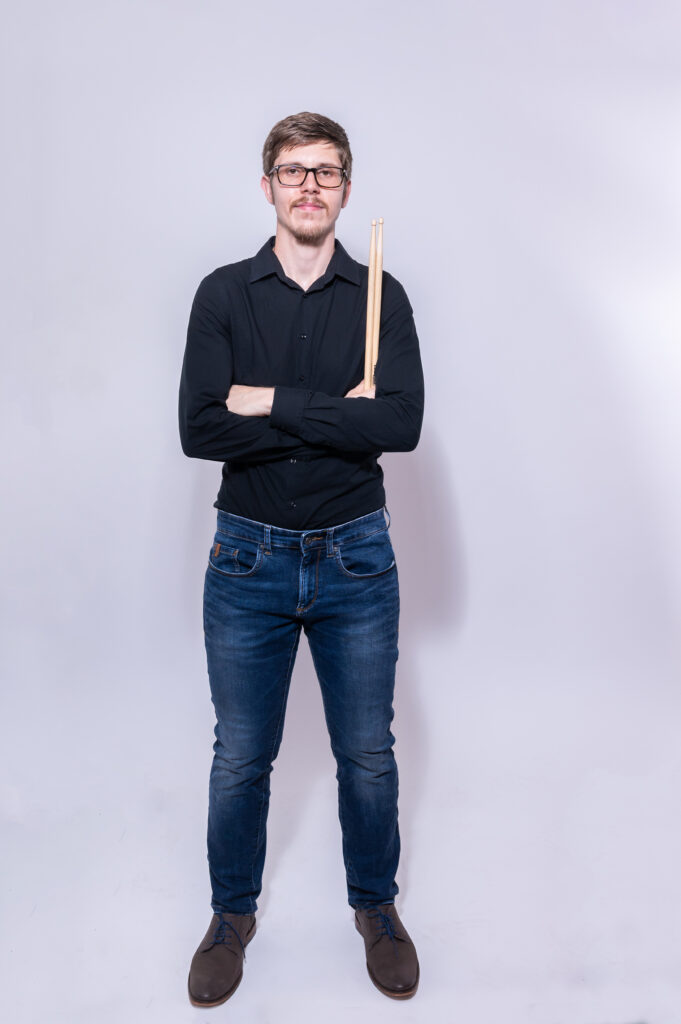 Gregor in lässiger Pose